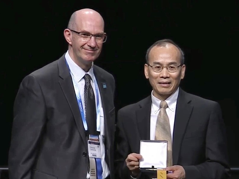 Zhi-Pei Liang (right), a faculty researcher at the Beckman Institute, received the Gold Medal from the International Society of Magnetic Resonance in Medicine at a ceremony in London on Monday, May 9, 2022. Pictured left: Fernando Calamante, the President of the ISMRM.