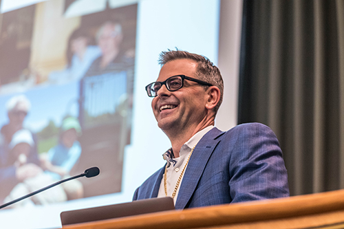 <em>Martin Burke speaks during his investiture ceremony at the Beckman Institute.</em>