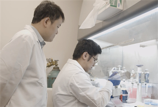 &lt;em&gt;&lt;a href=&quot;https://cancer.illinois.edu/people/hua-wang/&quot;&gt;CI MED Professor Hua Wang&lt;/a&gt;, (left), and PhD Candidate Yang Bo (right) collaborated on research that demonstrates a novel two-step strategy to label and eradicate cancer stem-like cells (CSC) to improve cancer treatment prognosis.&lt;/em&gt;